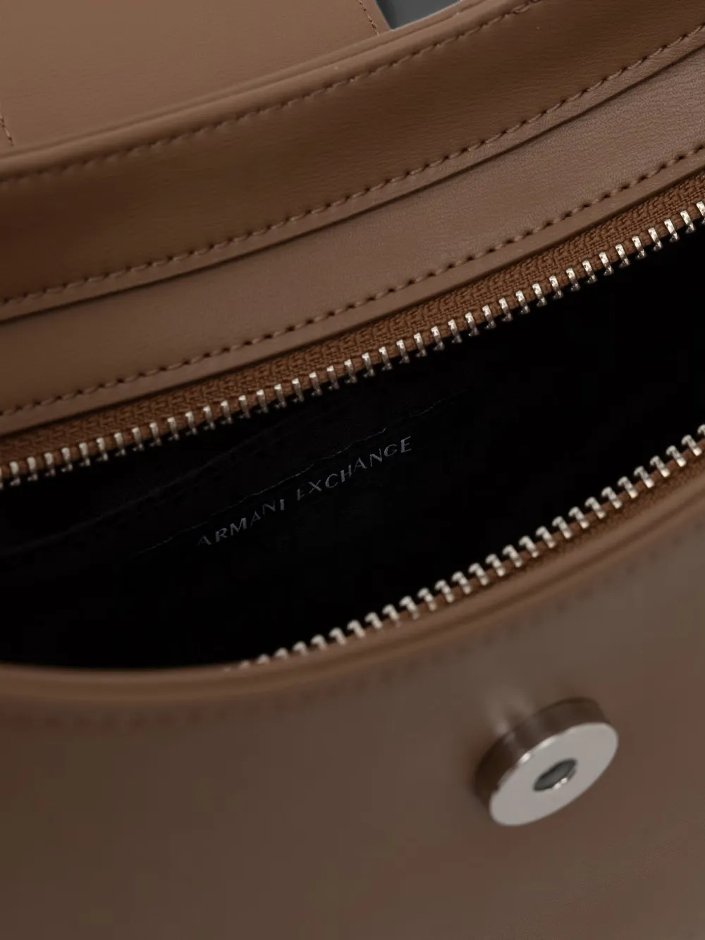 Armani Exchange Halvemaanvormige schoudertas met logoplakkaat Bruin