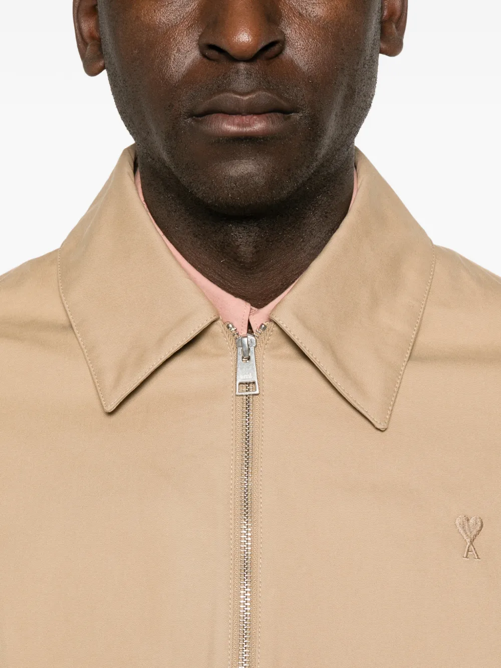 AMI Paris Ami de Coeur jack met rits Beige