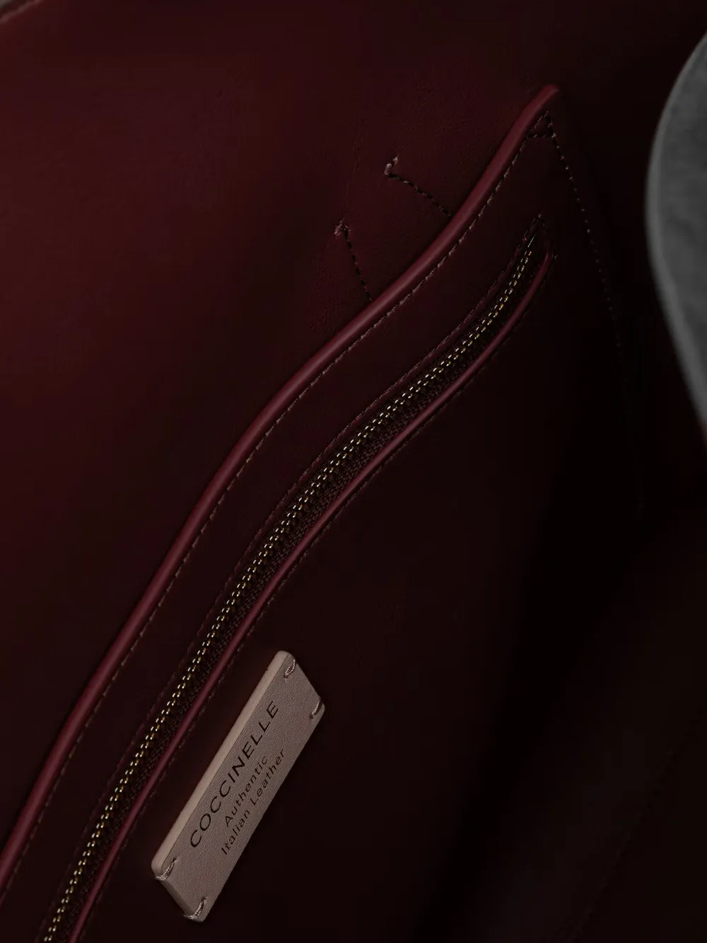 Coccinelle Suède shopper met logo-bedel Bruin