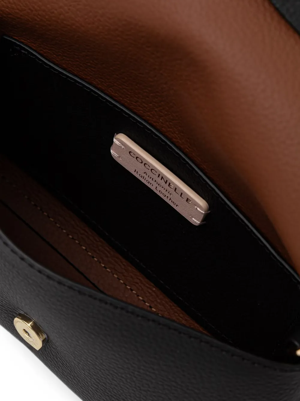 Coccinelle Crossbodytas van kalfsleer met textuur Zwart