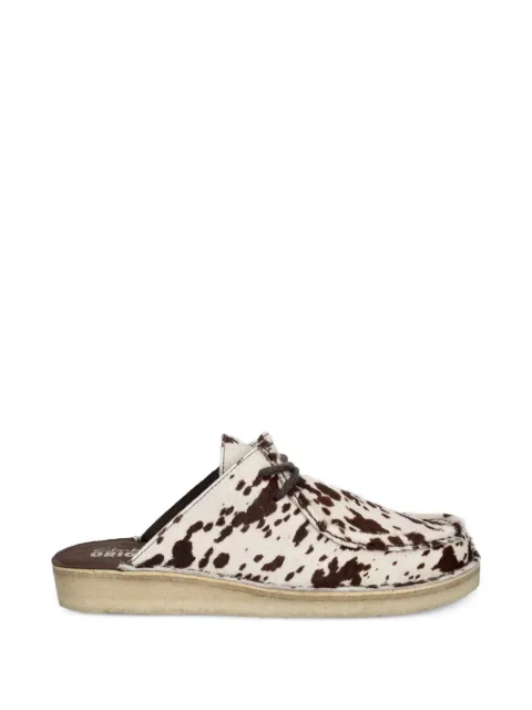 Clarks Originals mules Desert Nomad planos con estampado de vaca