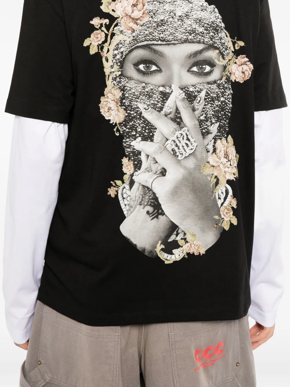 Ih Nom Uh Nit Roses and Pearl T-shirt Zwart