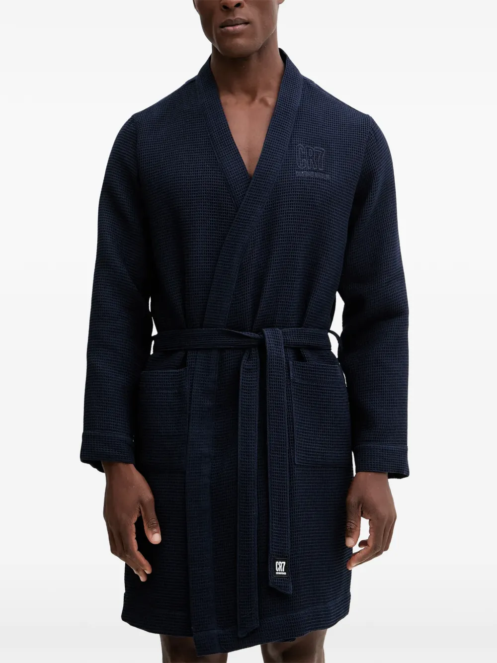 CR7 CRISTIANO RONALDO robe de chambre en maille gaufrée à taille ceinturée - Bleu CR7 CRISTIANO RONALDO robe de chambre en maille gaufrée à taille ceinturée - Bleu