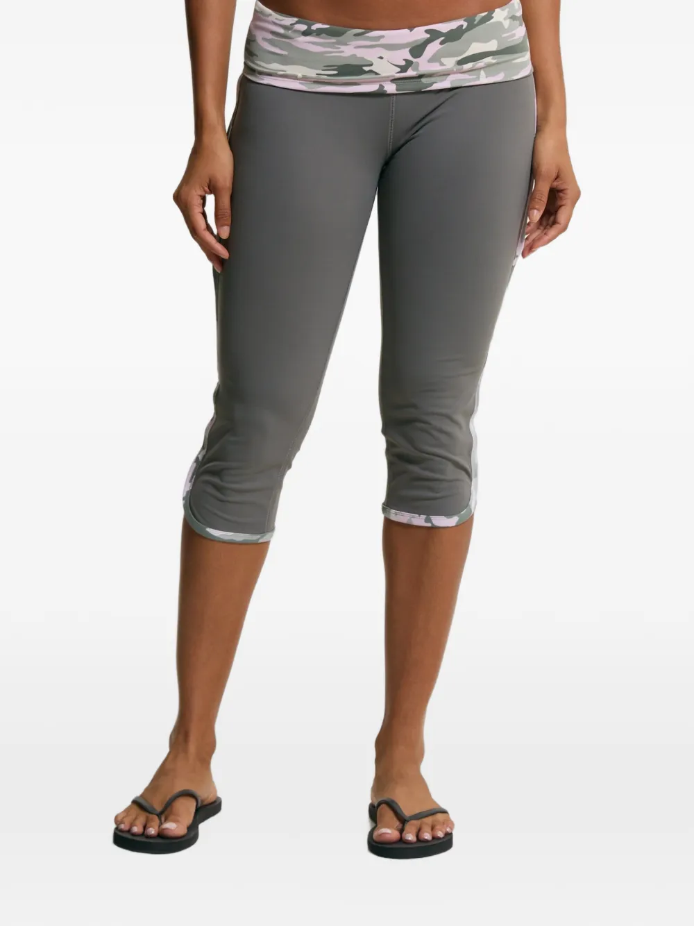 Juicy Couture pantalon corsaire à imprimé camouflage - Gris
