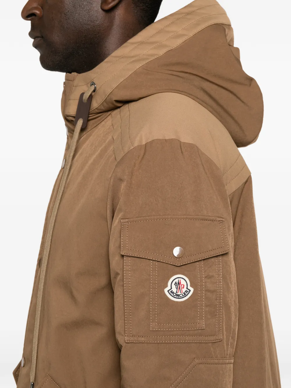 Moncler Jas met logopatch en capuchon Bruin
