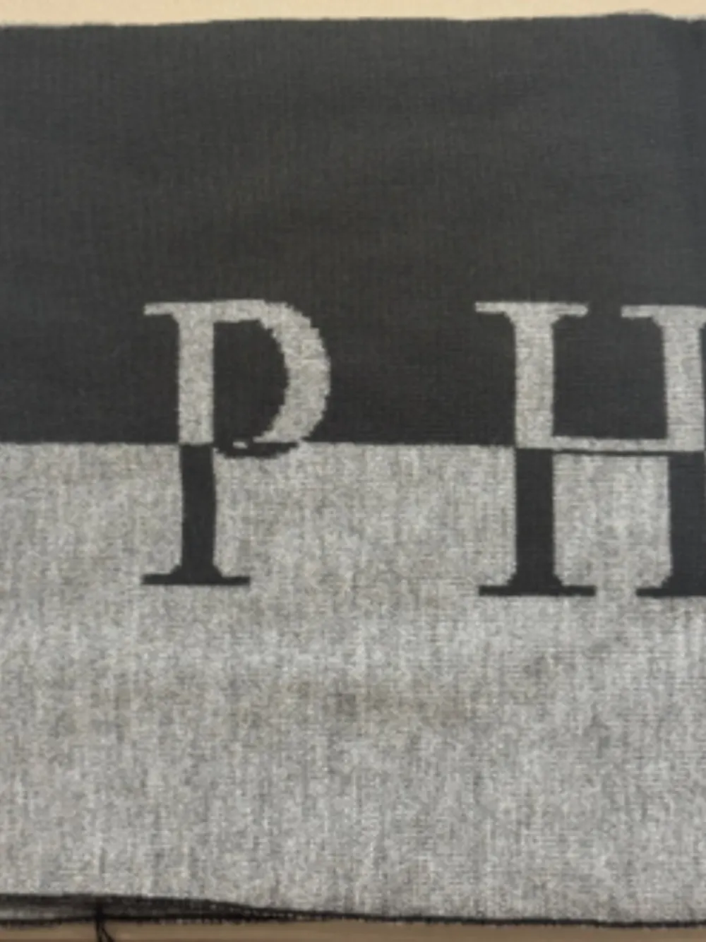 Philipp Plein logo-intarsia fringed scarf Grijs