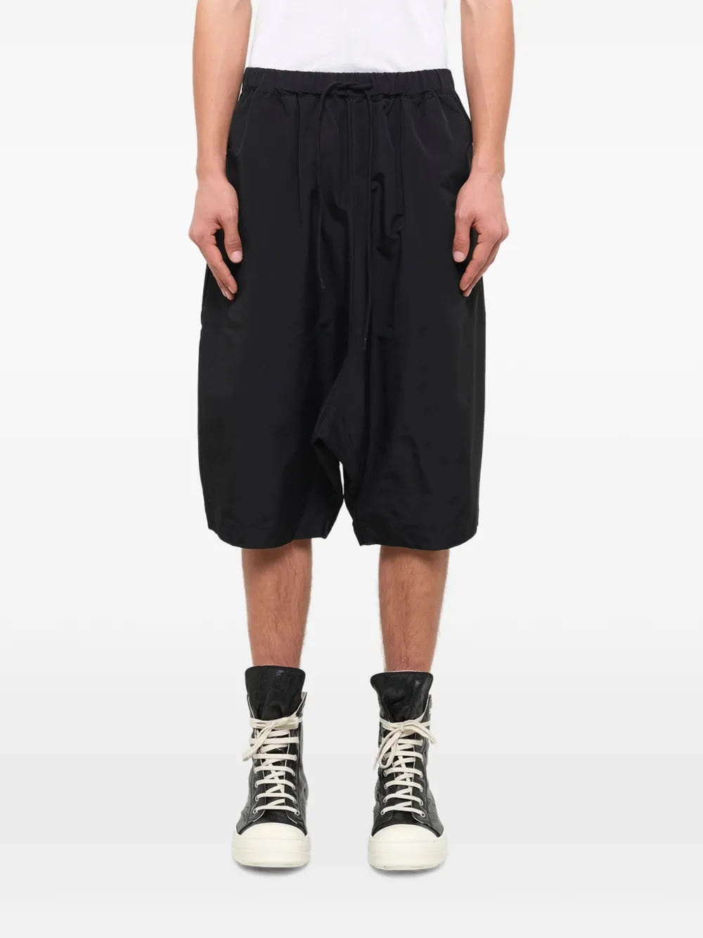 ENTIRE STUDIOS tapered shorts Zwart