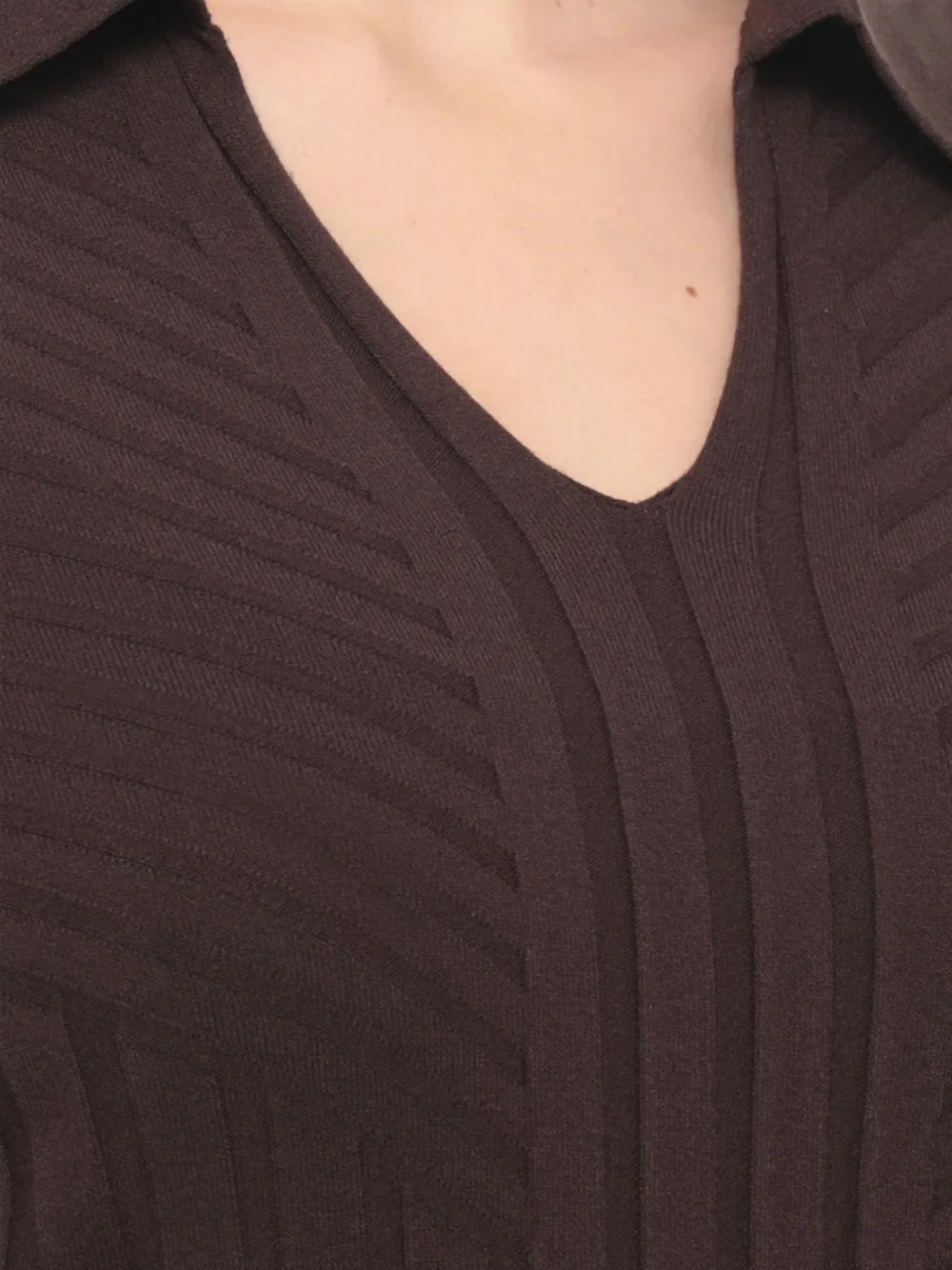 D.Exterior ribbed-knit V-neck sweater Bruin