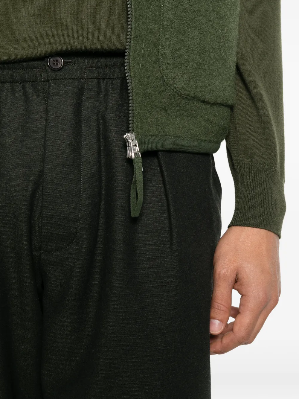 Universal Works belt-loop pleated trousers Groen