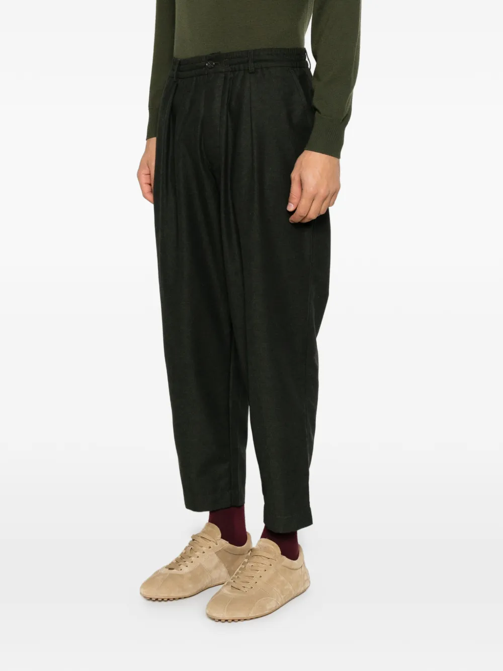 Universal Works belt-loop pleated trousers Groen