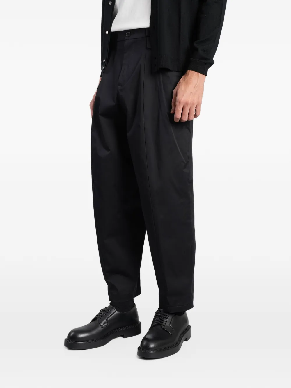 Low Brand Amemura pleated tapered trousers Zwart