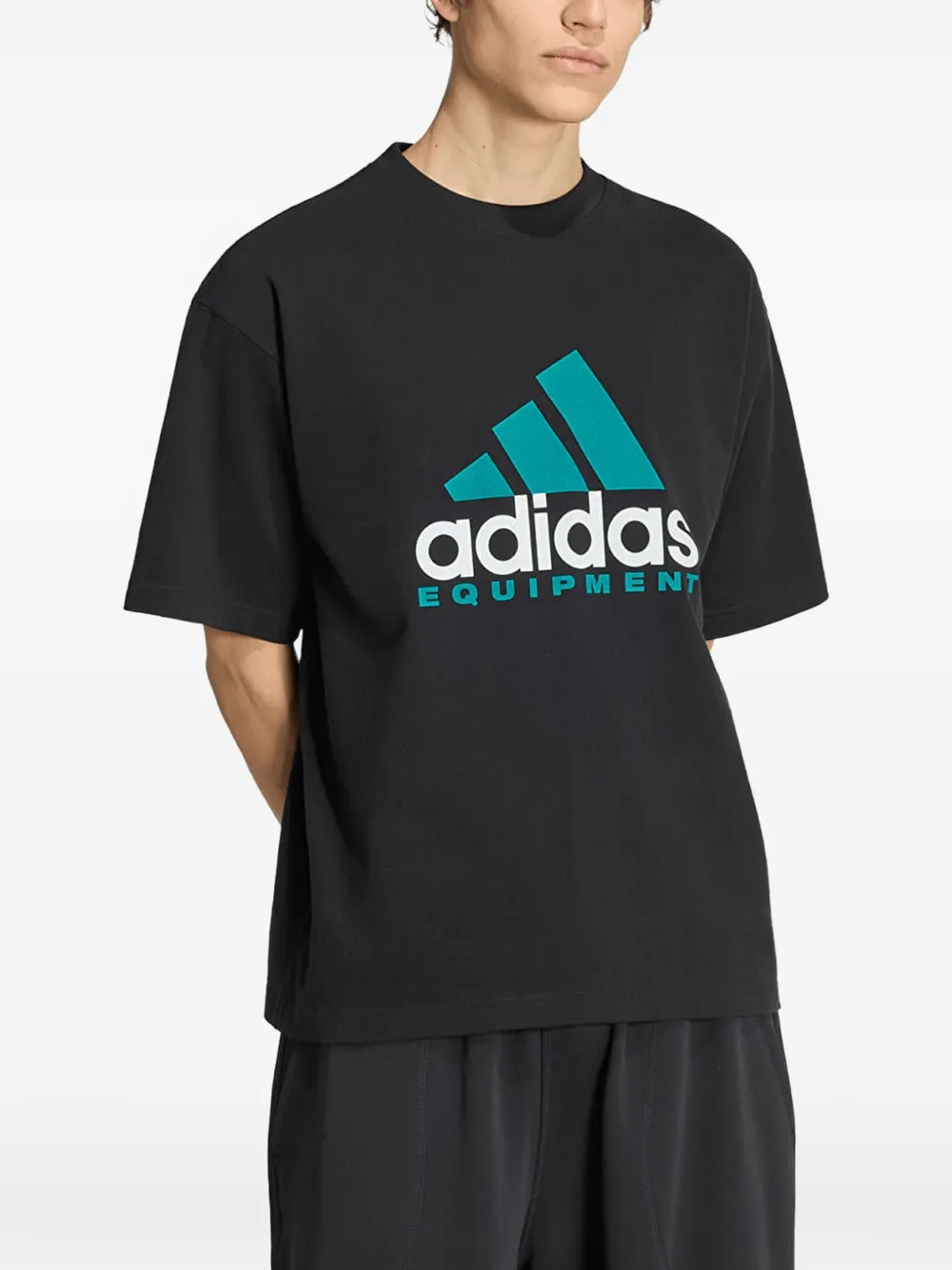 adidas Equipment logo-print T-shirt Zwart