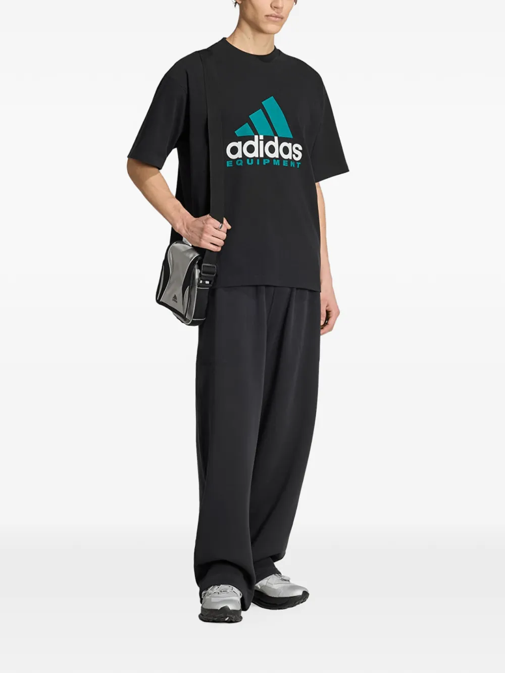 adidas Equipment logo-print T-shirt Zwart