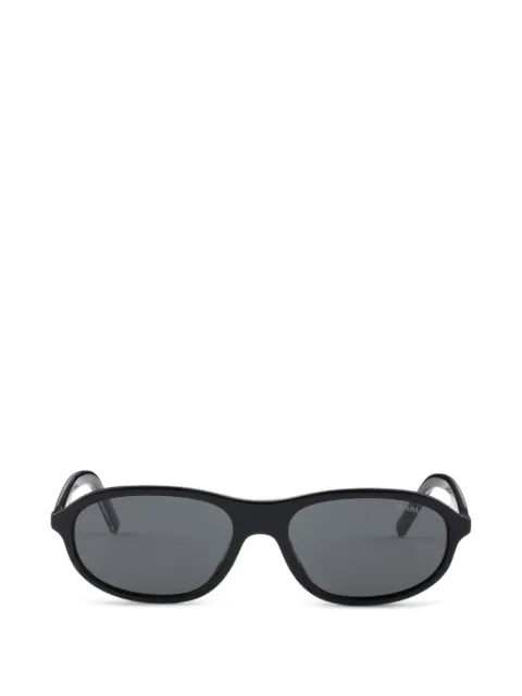 Prada Eyewear lentes de sol con la icónica placa metálica