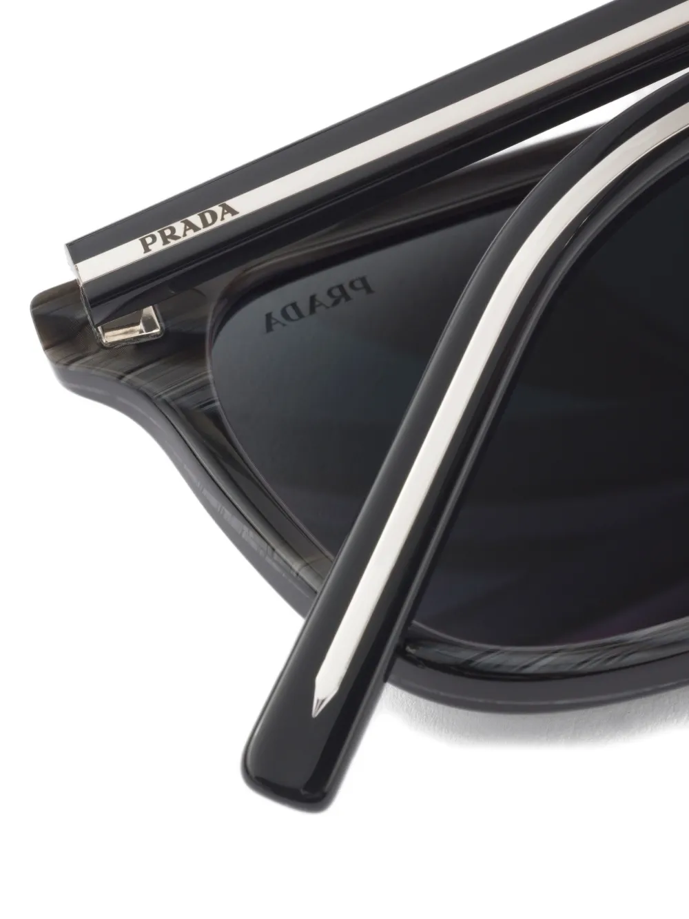 Prada Eyewear Zonnebril met het iconische metalen plakkaat Zwart