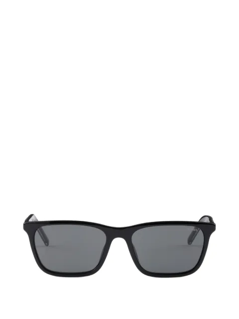 Prada Eyewear lentes de sol con la icónica placa metálica