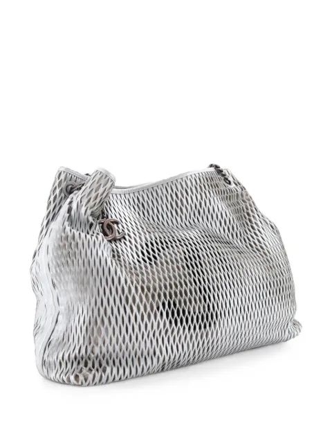 CHANEL Pre-Owned tote grande de piel con perforaciones y dije del logo CC
