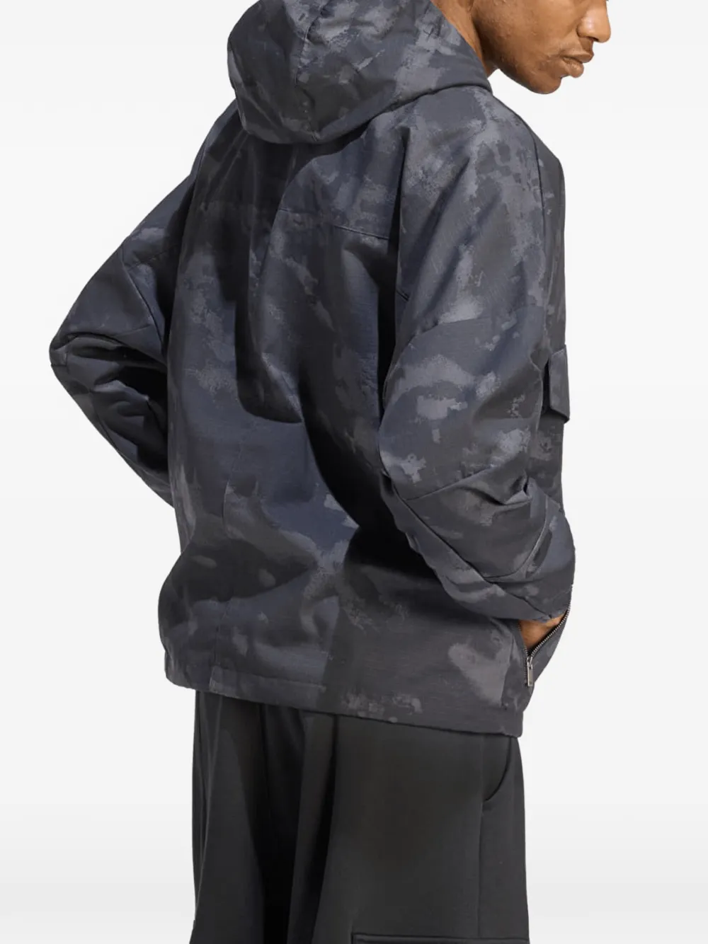 adidas Ripstop jack met camouflage-print Zwart