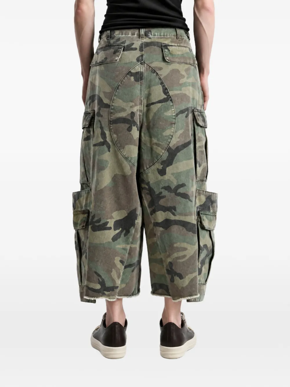 VETEMENTS camouflage-print raw-cut cargo pants Groen