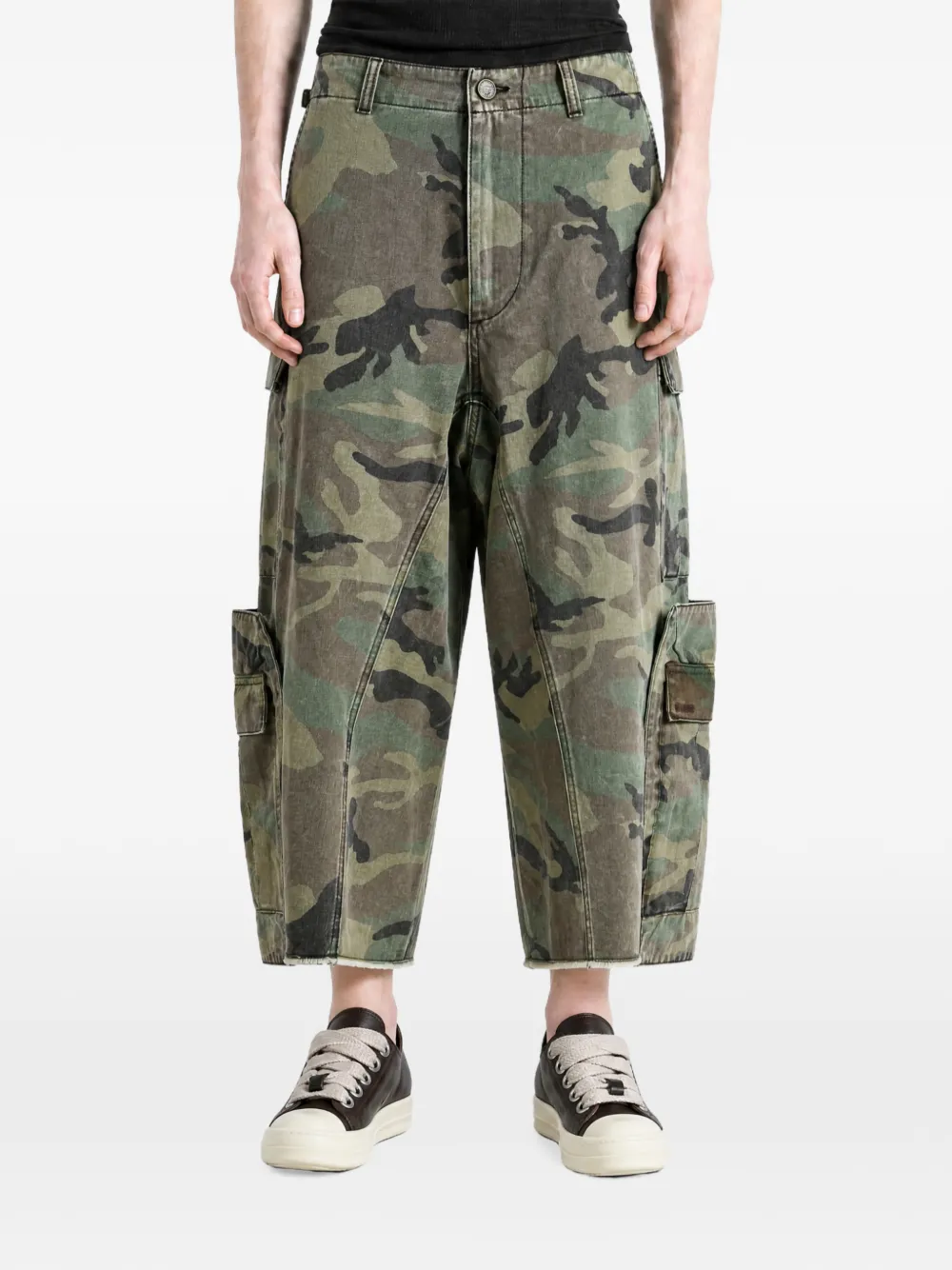VETEMENTS camouflage-print raw-cut cargo pants Groen