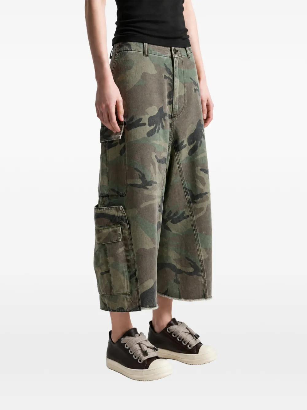 VETEMENTS camouflage-print raw-cut cargo pants Groen