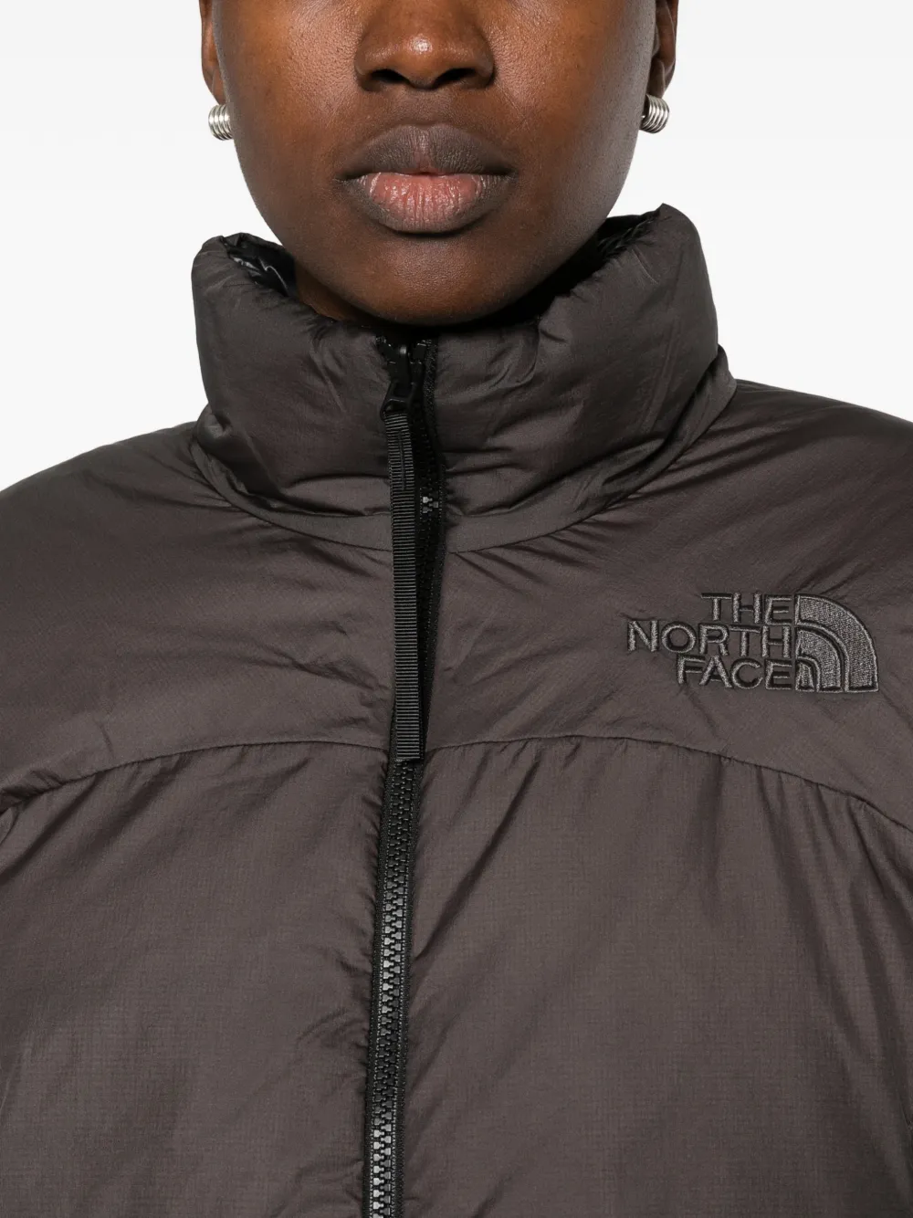 The North Face logo-embroidered reversible puffer jacket Grijs