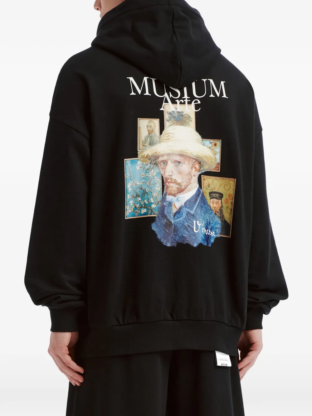 Musium Div. graphic-print logo hoodie Zwart