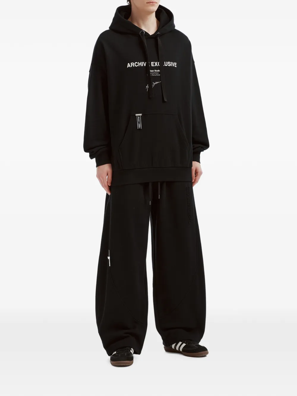 Musium Div. graphic-print logo hoodie Zwart