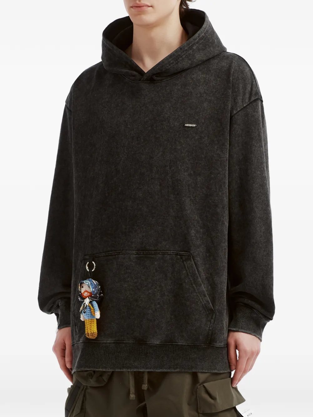 Musium Div. acid-wash logo-embossed hoodie Zwart