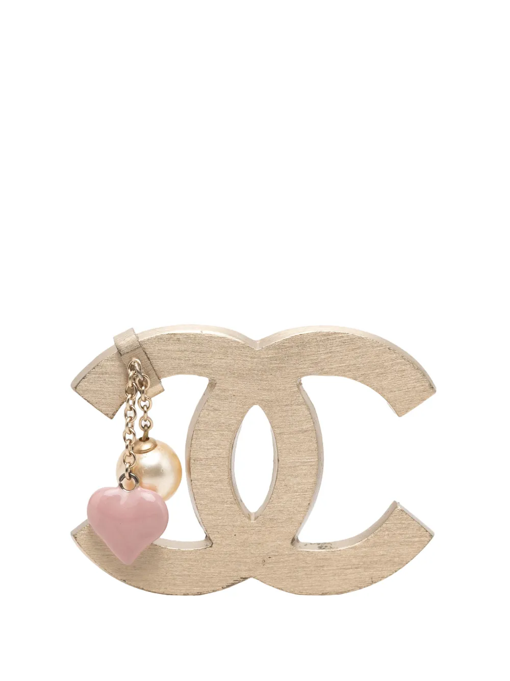 CHANEL Pre-Owned broche fantaisie CC en métal plaqué or, cœur en émail et perle d'imitation (2005) CHANEL Pre-Owned broche fantaisie CC en métal plaqué or, cœur en émail et perle d'imitation (2005)