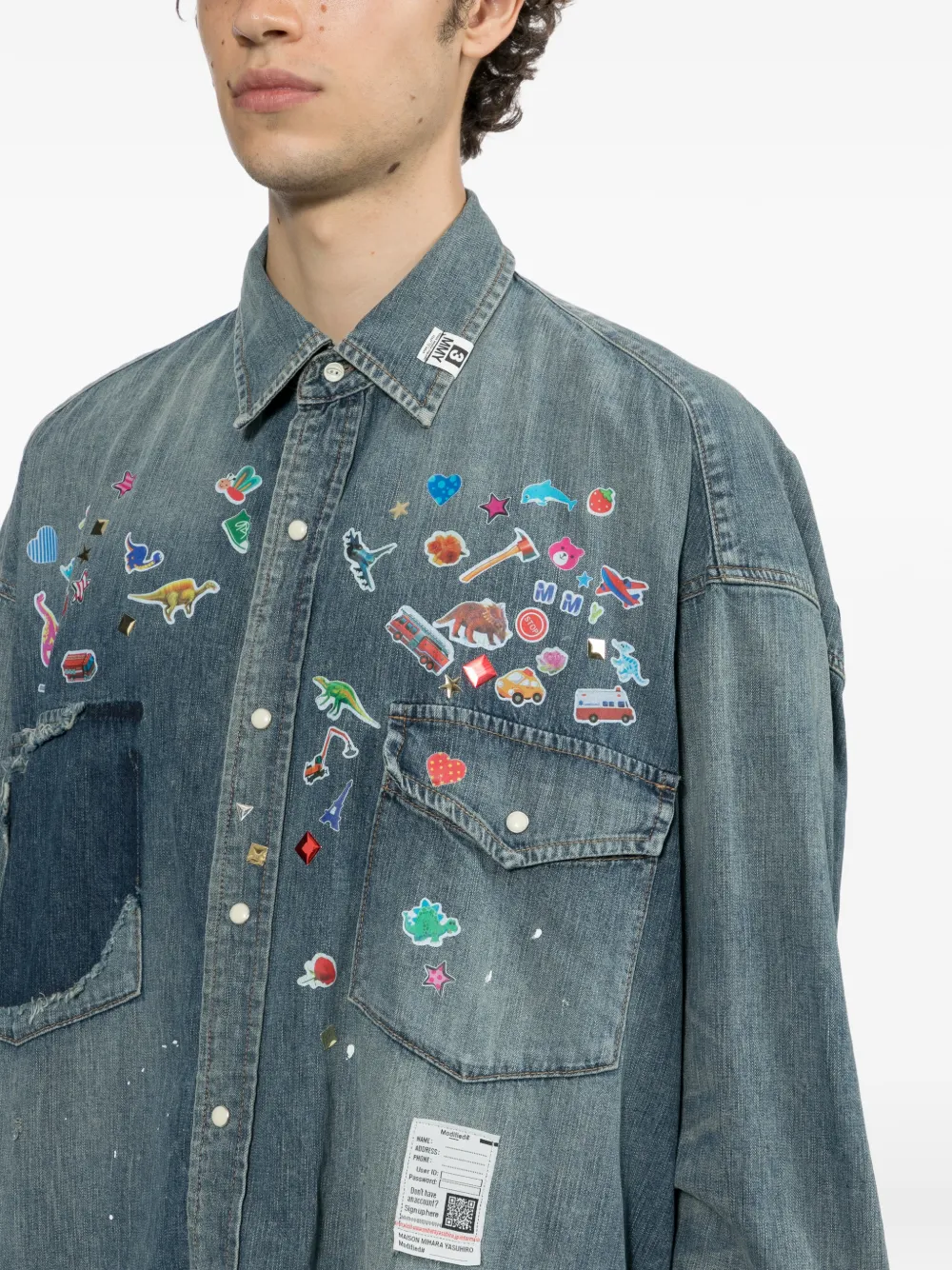 Maison MIHARA YASUHIRO kids sticker printed denim shirt Blauw
