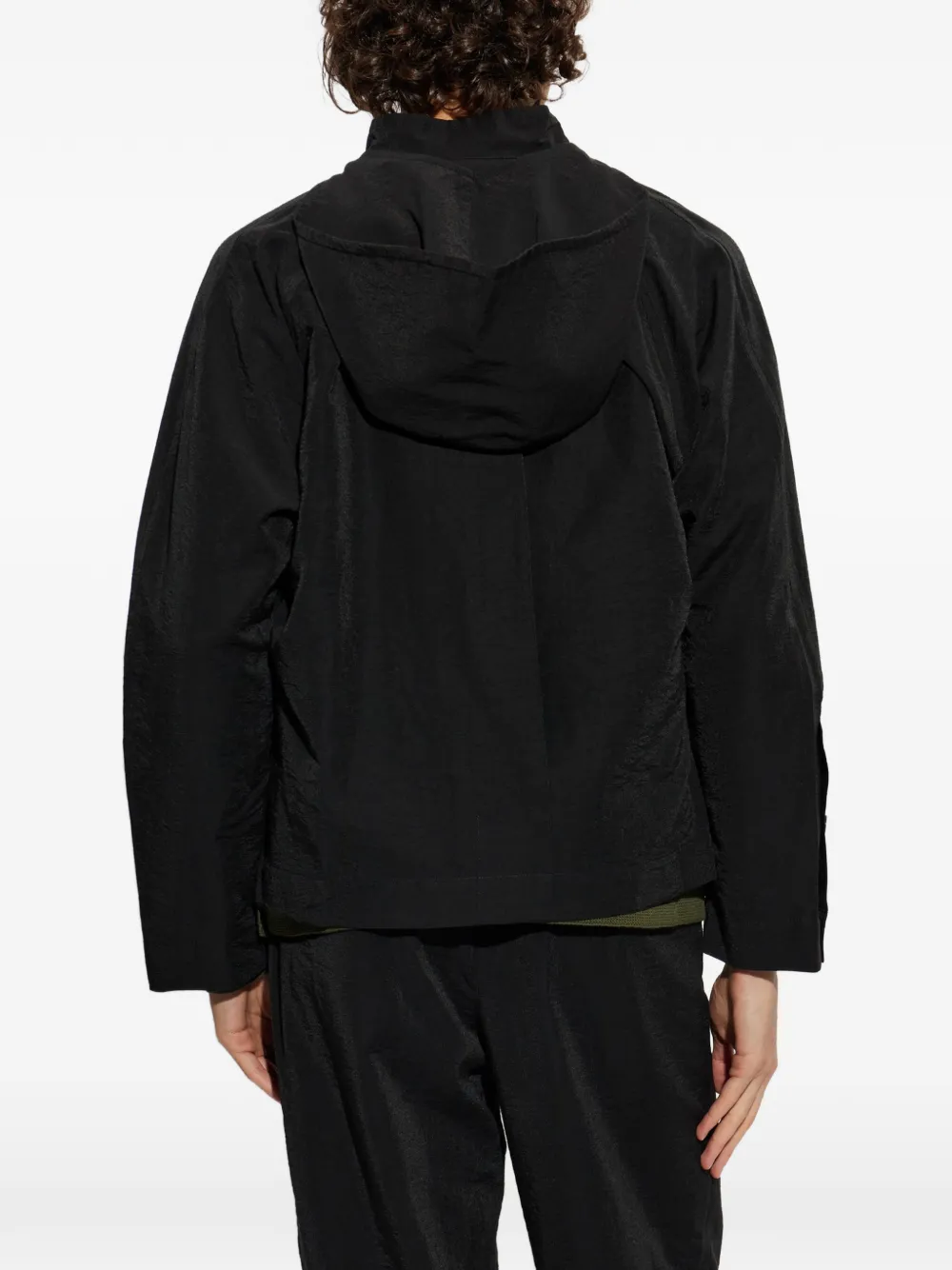 Homme Plissé Issey Miyake Opacity jack met capuchon en knopen Zwart