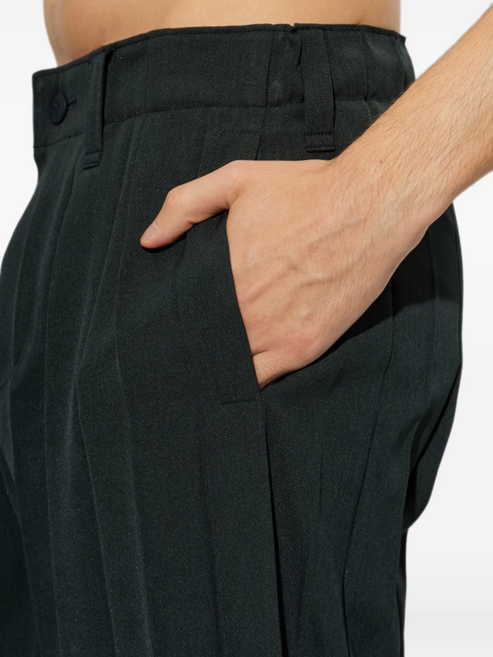 Homme Plissé Issey Miyake Edge Ensemble pleated tapered trousers Groen