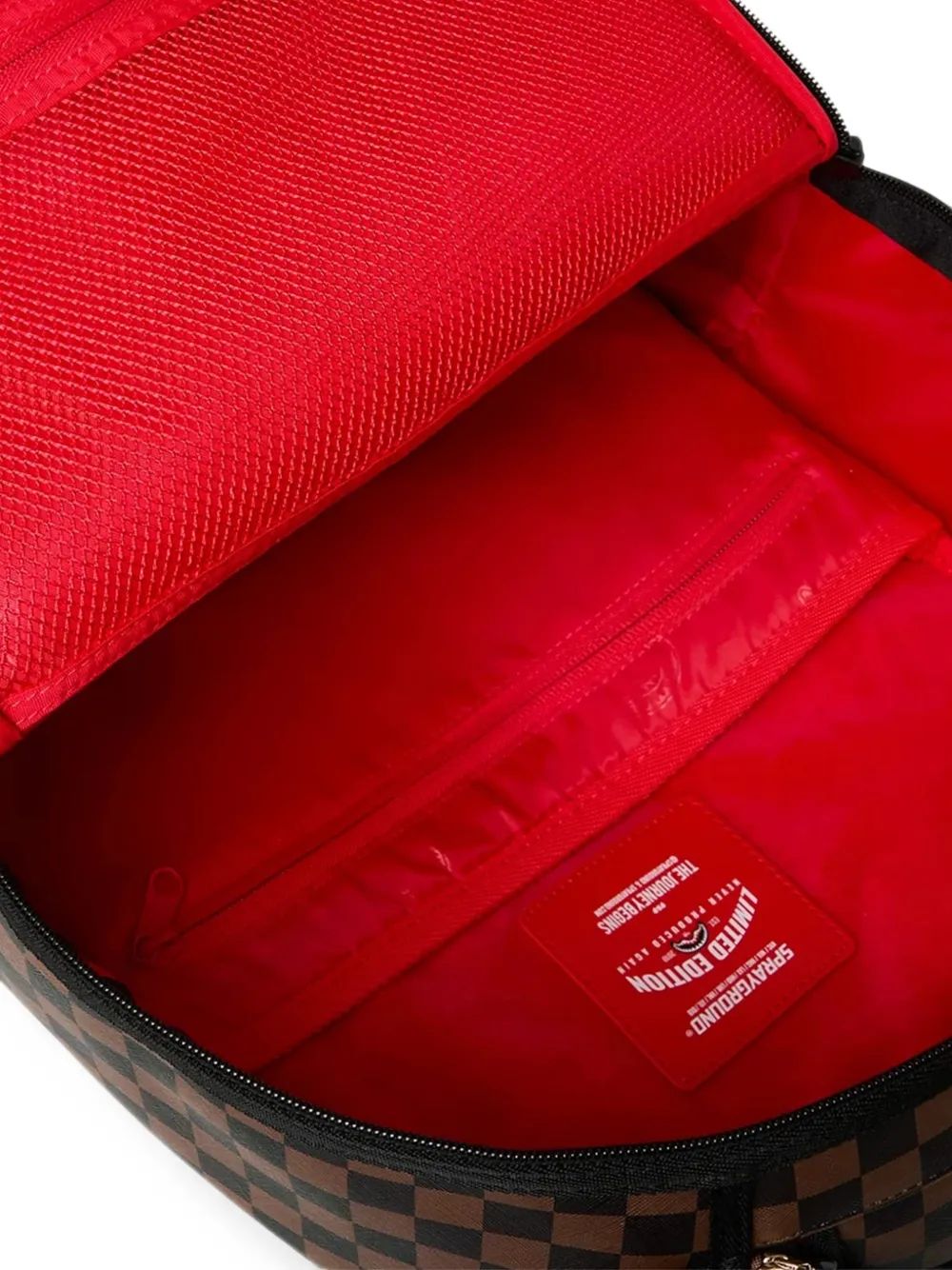 Sprayground USPS Shark Stamp rugzak met grafische print Bruin