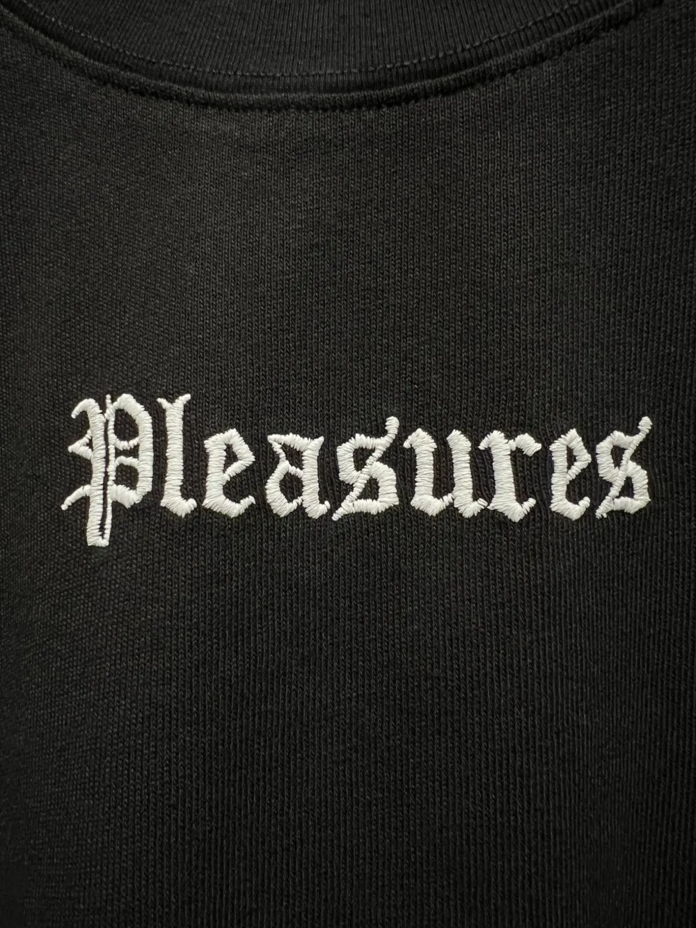 Pleasures Luster T-shirt met geborduurd logo Zwart