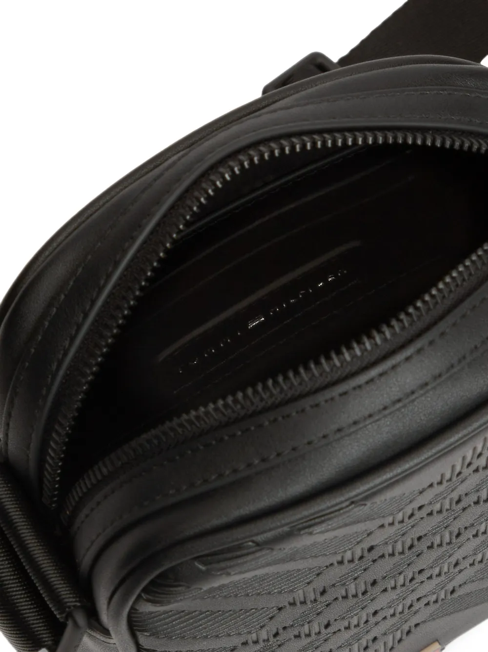 Tommy Hilfiger monogram-embossed shoulder bag Zwart