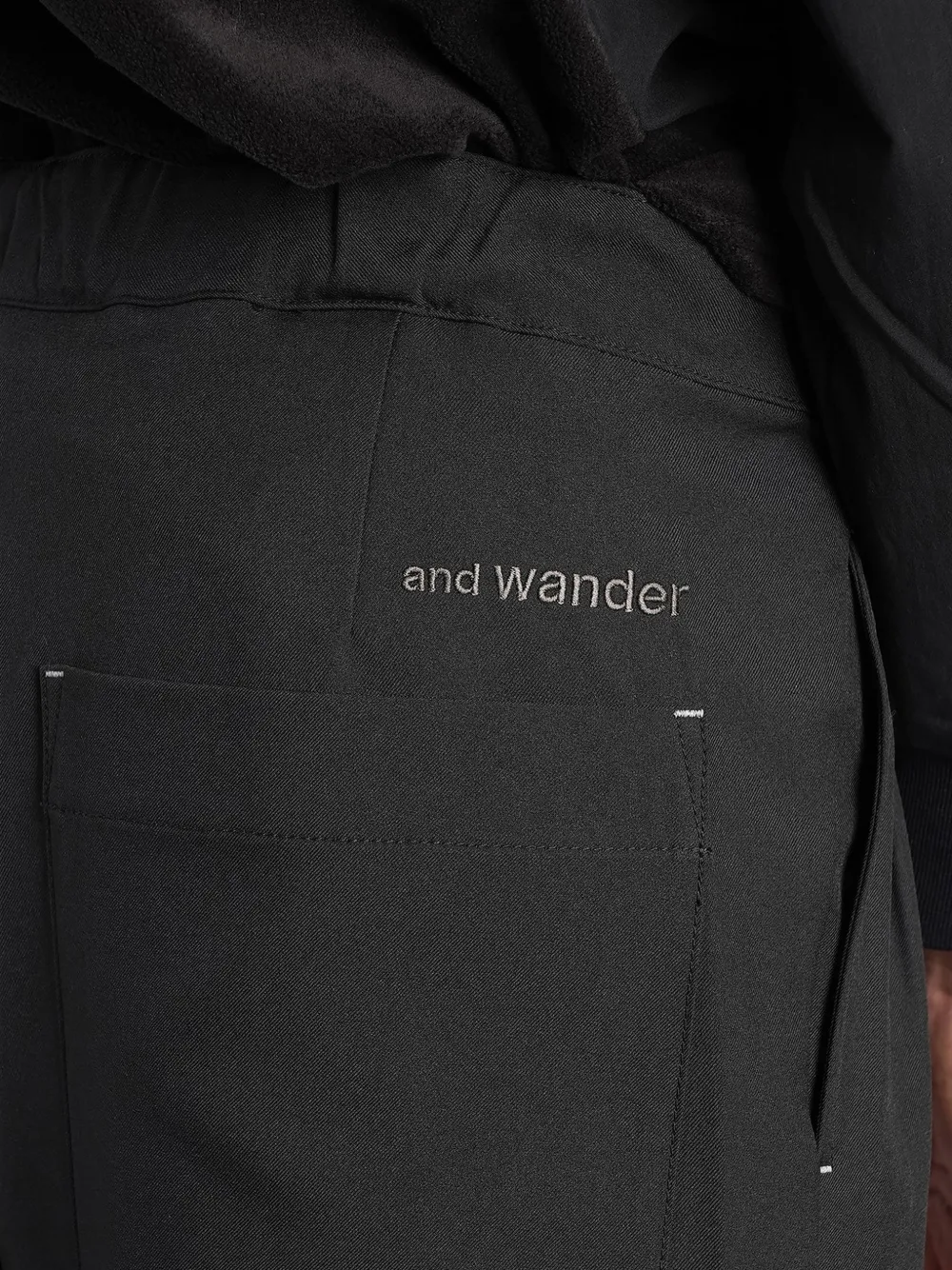 and Wander pleated belted straight-leg trousers Zwart