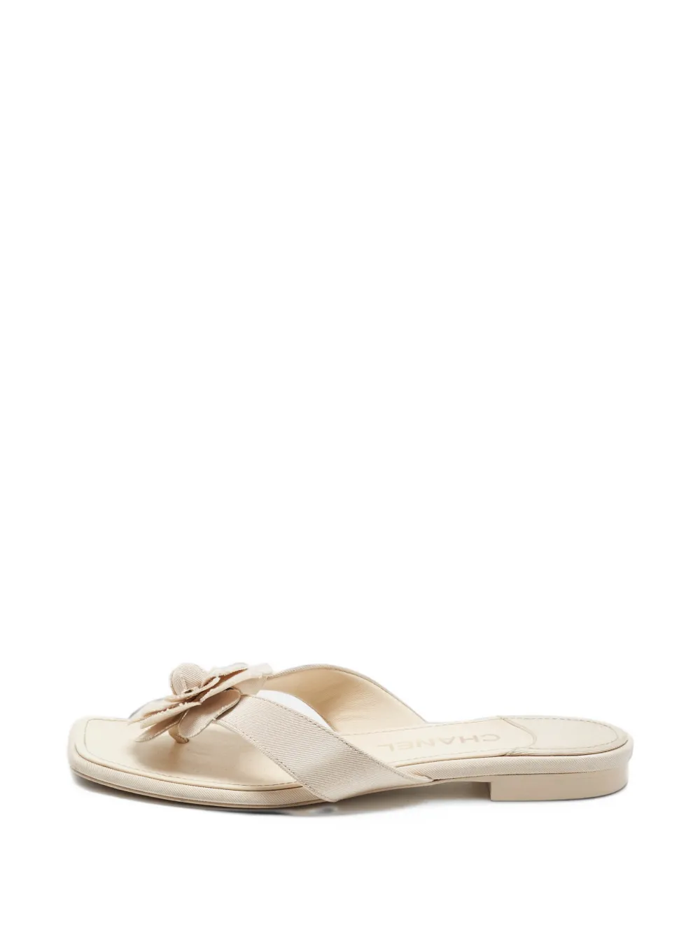 CHANEL Pre-Owned Camellia flower-embelishment sandals - Tons neutres CHANEL Pre-Owned Camellia flower-embelishment sandals - Tons neutres