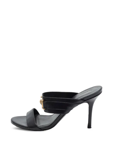 Versace Pre-Owned sandalias con hebilla Medusa