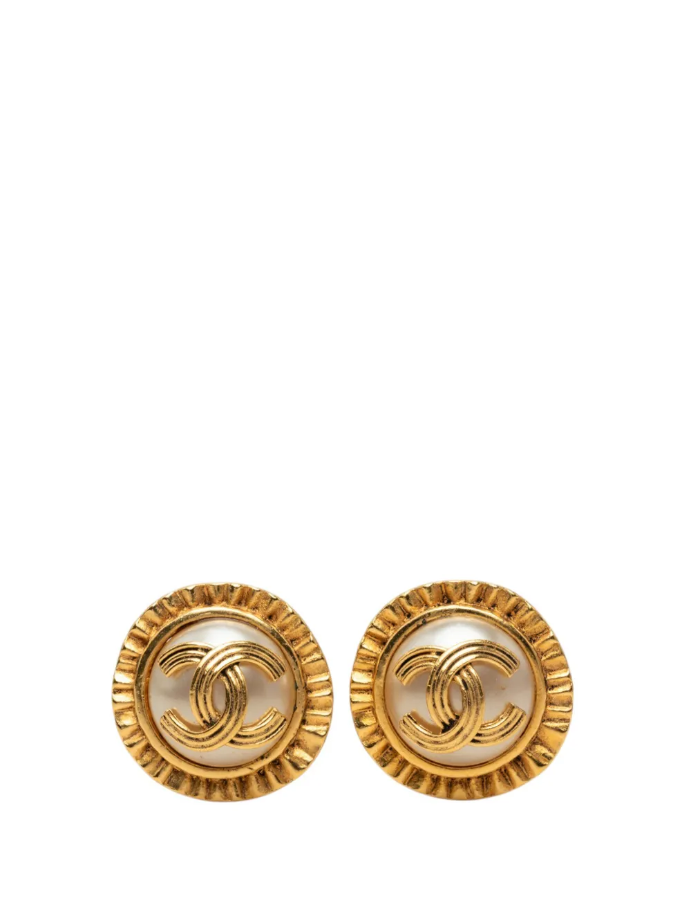 CHANEL Pre-Owned 1994 CC Gold Plated and Faux Pearl Round Clip On Earrings costume earrings