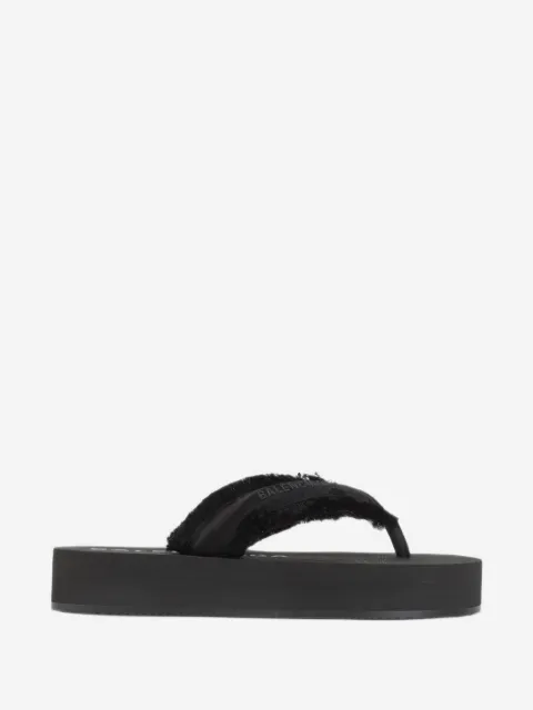 Jet Lag thong in black sandals