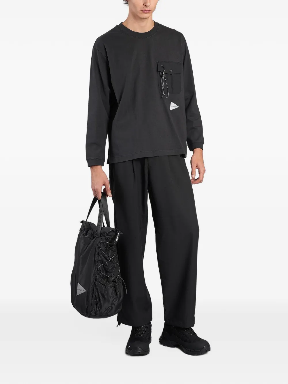 and Wander carabiner-detail long-sleeve T-shirt Zwart