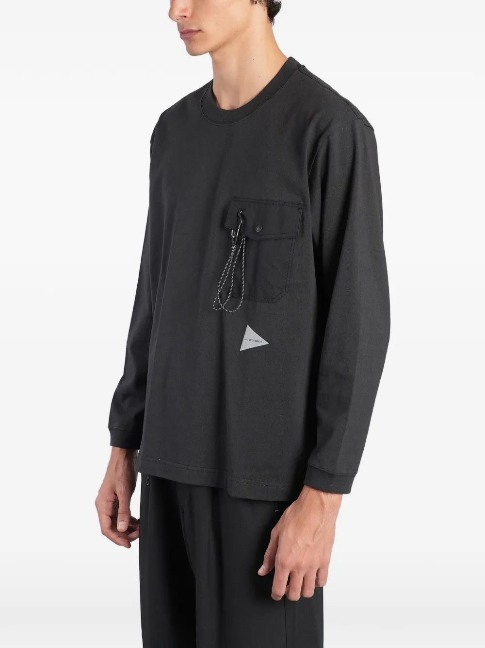and Wander carabiner-detail long-sleeve T-shirt Zwart