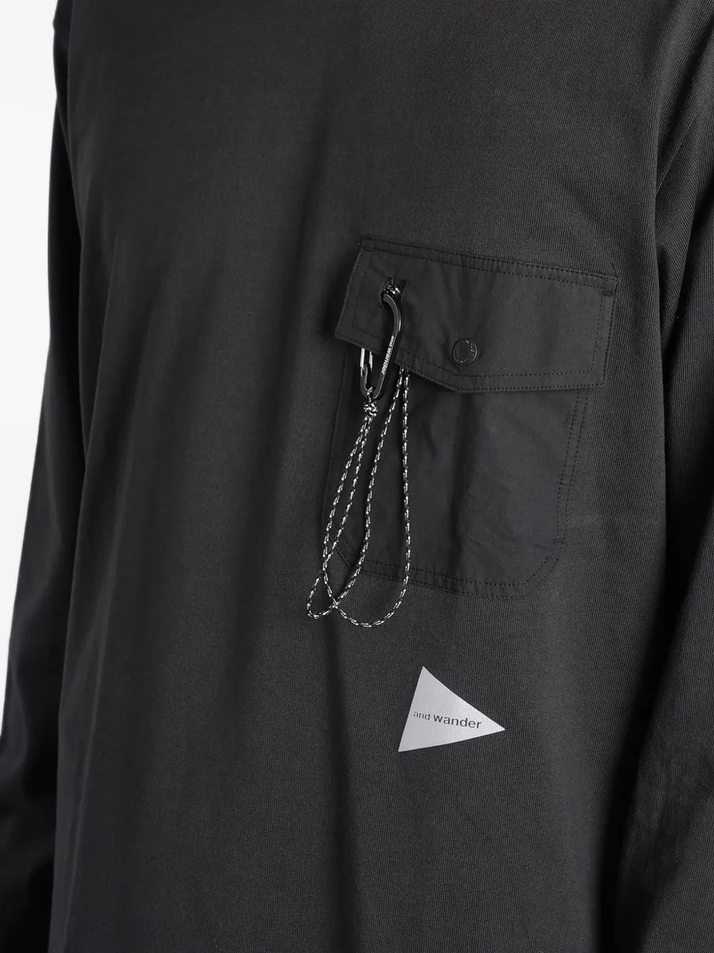 and Wander carabiner-detail long-sleeve T-shirt Zwart