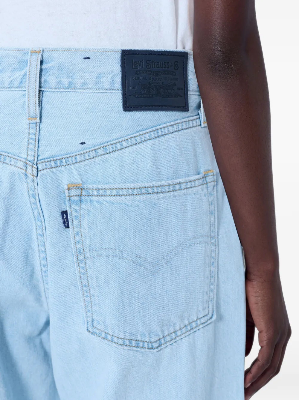 Levi's topstitched mid-rise boyfriend jeans Blauw