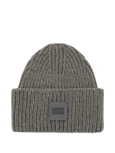 UGG gorro tejido de canalé con parche del logo