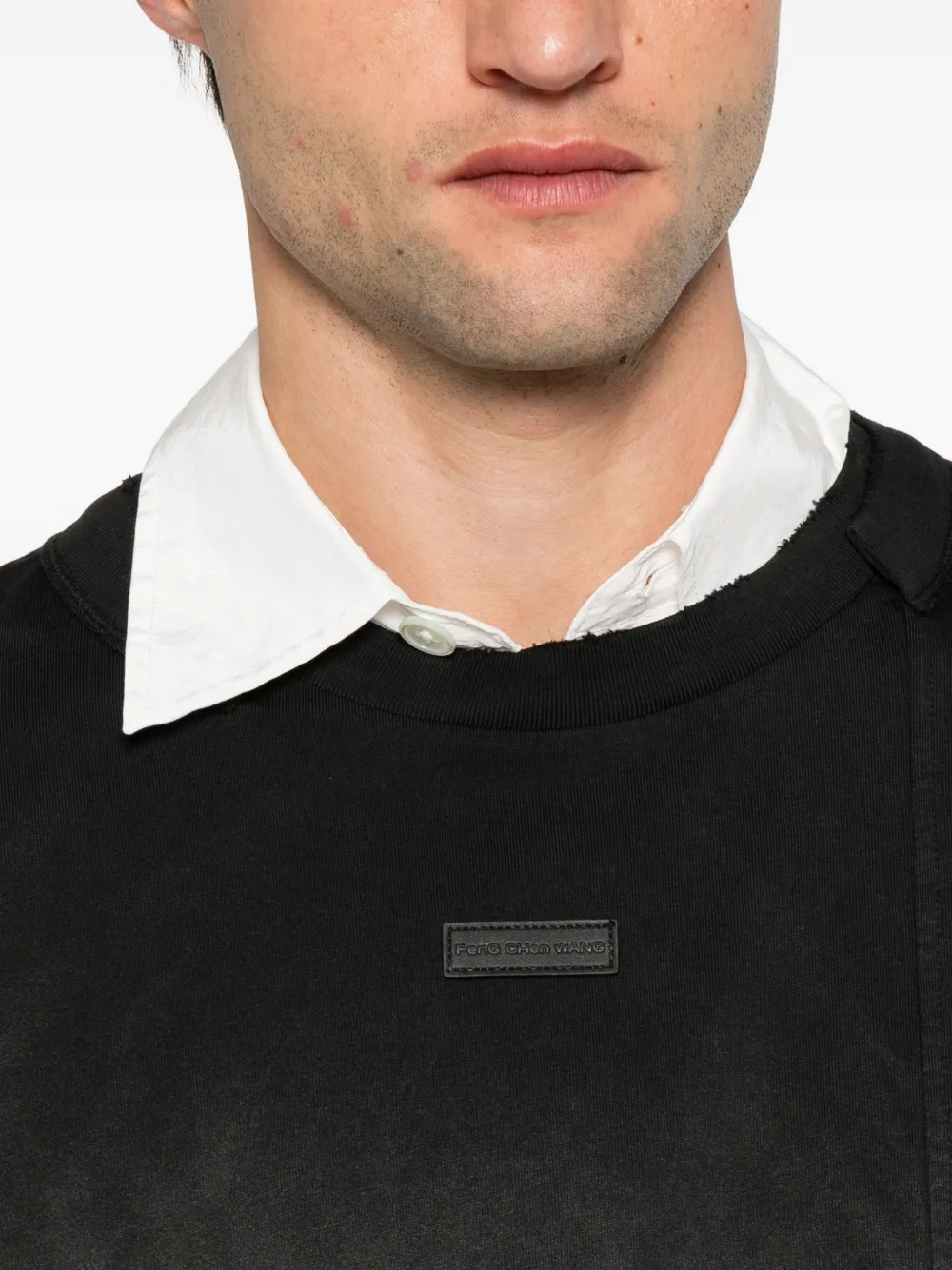 Feng Chen Wang faded-effect logo-patch T-shirt Zwart