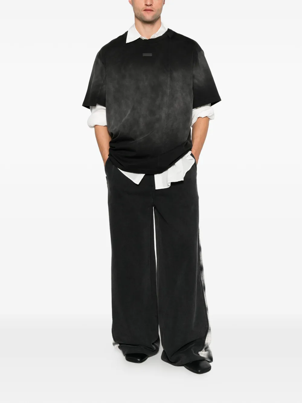 Feng Chen Wang faded-effect logo-patch T-shirt Zwart