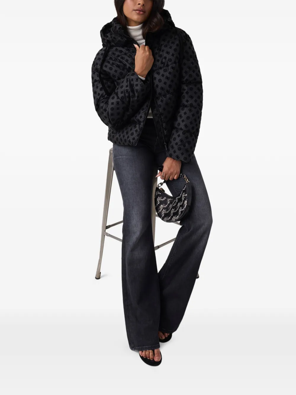 GUESS USA logo-print cropped puffer jacket Zwart
