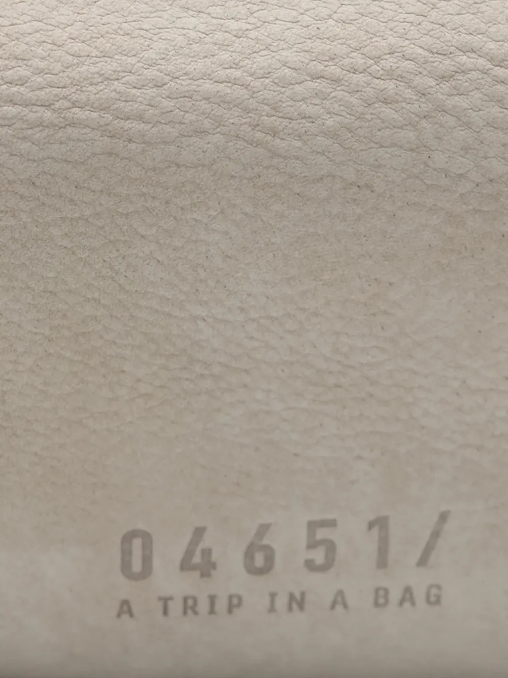 04651 A TRIP IN A BAG logo-print leather tote bag Beige
